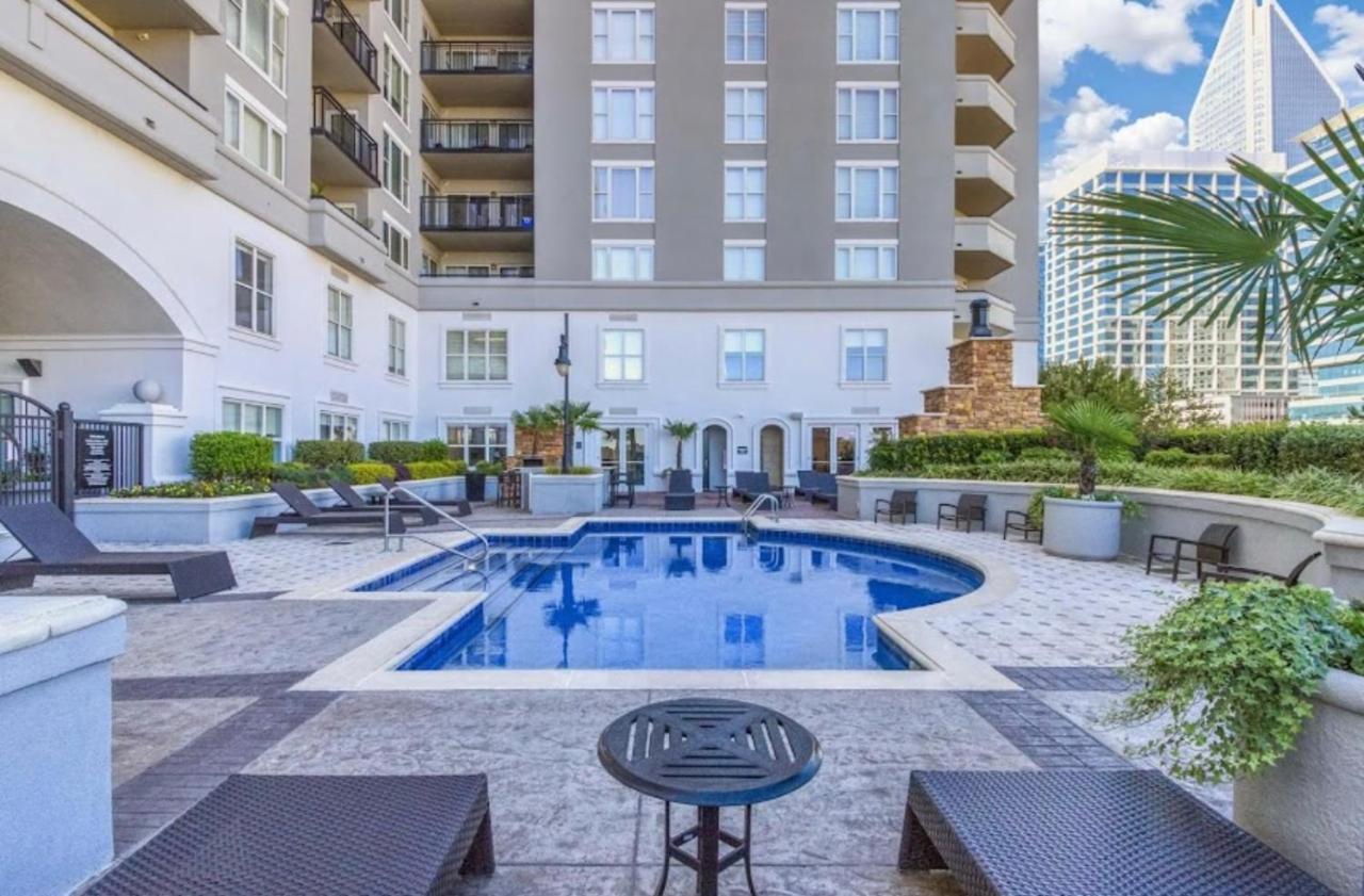 Spacious 2 Bed, 2 Bath Uptown Gem In The Heart Of The City-Parking-Wi-Fi-Balcony Cgv Шарлът Екстериор снимка